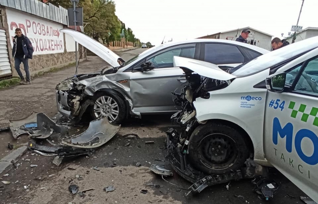 В Ужгороді жорстко зіткнулися Renault і Ford (ФОТО)