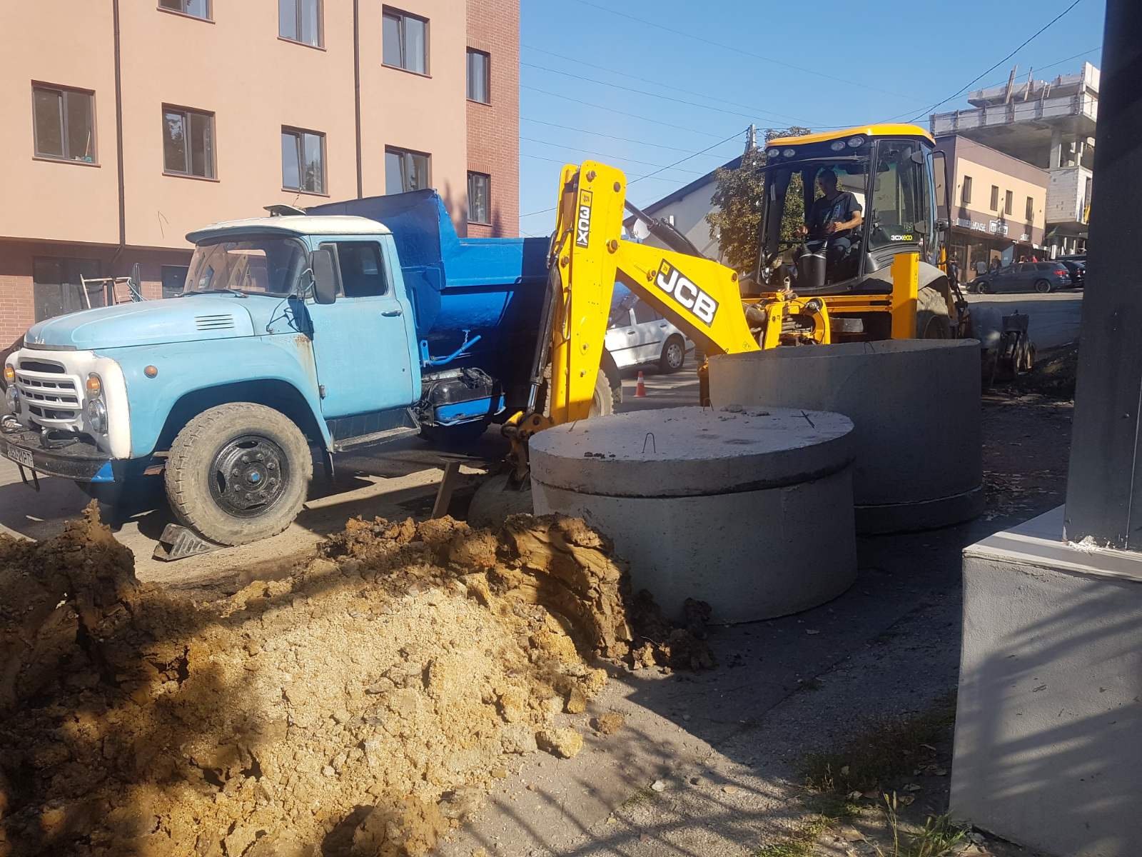 ФОТОФАКТ. На вулиці Грибоєдова в Ужгороді продовжують роботи із заміни аварійної водопровідної мережі