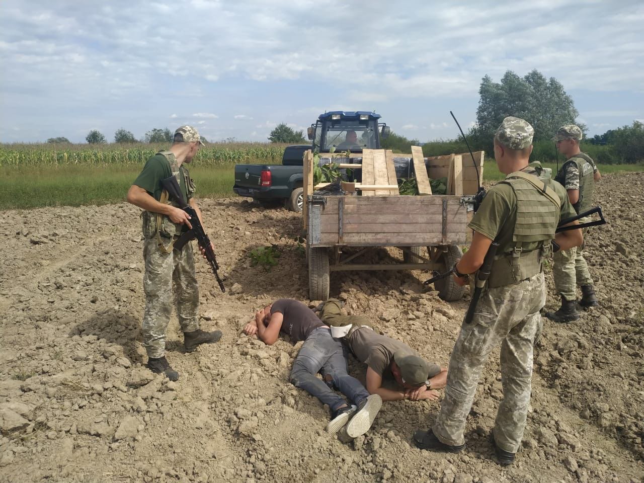 Трактор, на якому везли контрабанду до Румунії, належить родині депутата Виноградівської райради (ФОТО, ВІДЕО)