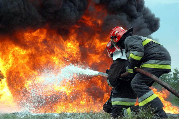В Ужгороді вогонь зі сміття перекинувся на гаражне приміщення, згоріли господарські товари