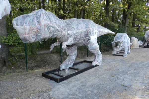 У ліс поблизу Берегова завезли динозаврів (ФОТО)