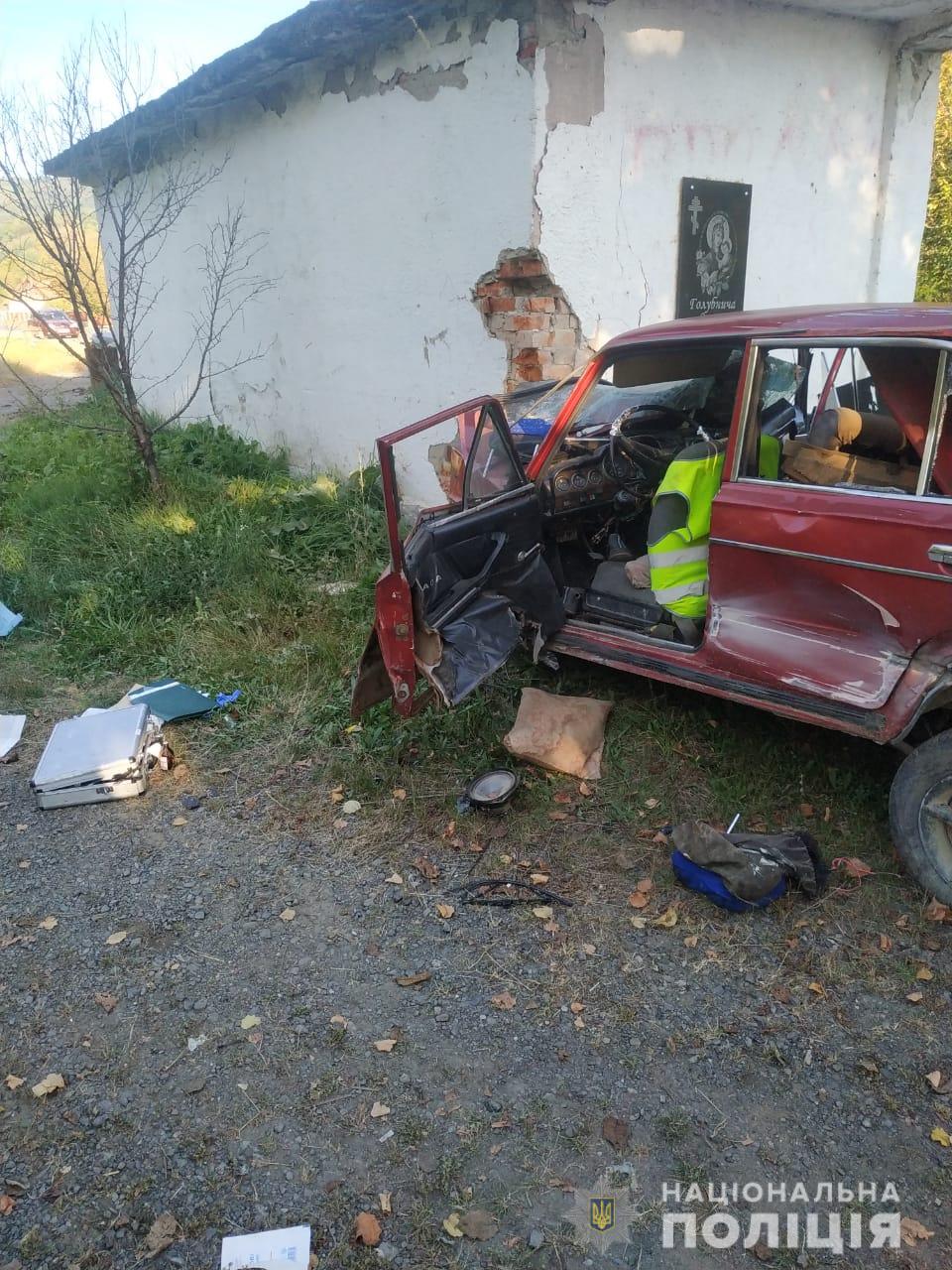 В автоаварії на Іршавщині при зіткненні ВАЗу з автобусною зупинкою загинули двоє мешканців Білок (ФОТО)