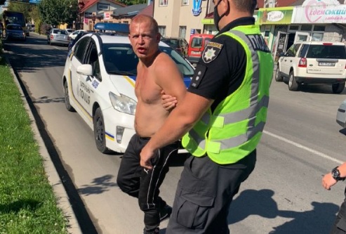 В Ужгороді неадекватний чоловік за 15 хвилин розтрощив близько 10 автомобілів та автобус