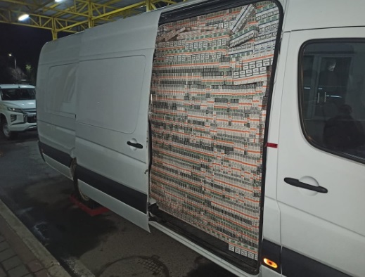 Накладено арешт на автомобіль та сигарети псевдодипломата на понад 7 млн грн, затримані на кордоні Закарпатті 