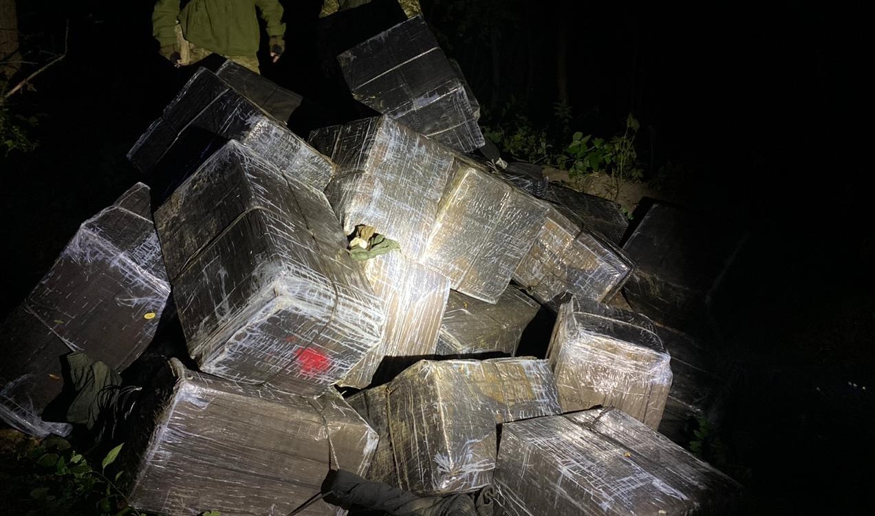 На Закарпатті на місці втечі сполоханих контрабандистів прикордонники знайшли 43 ящики сигарет (ФОТО)