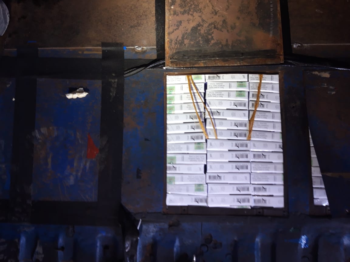 Понад 1,5 тисячі пачок сигарет знайшли у подвійному днищі у ПП "Дякове" на Закарпатті (ФОТО) 