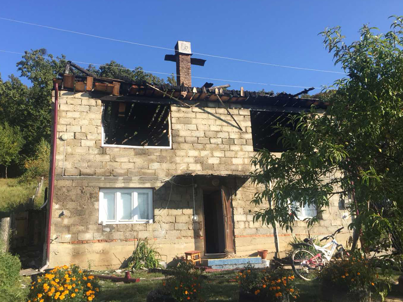 На Тячівщині, поки господарі новобудови перебували за кордоном, загорівся дах будинку (ФОТО)