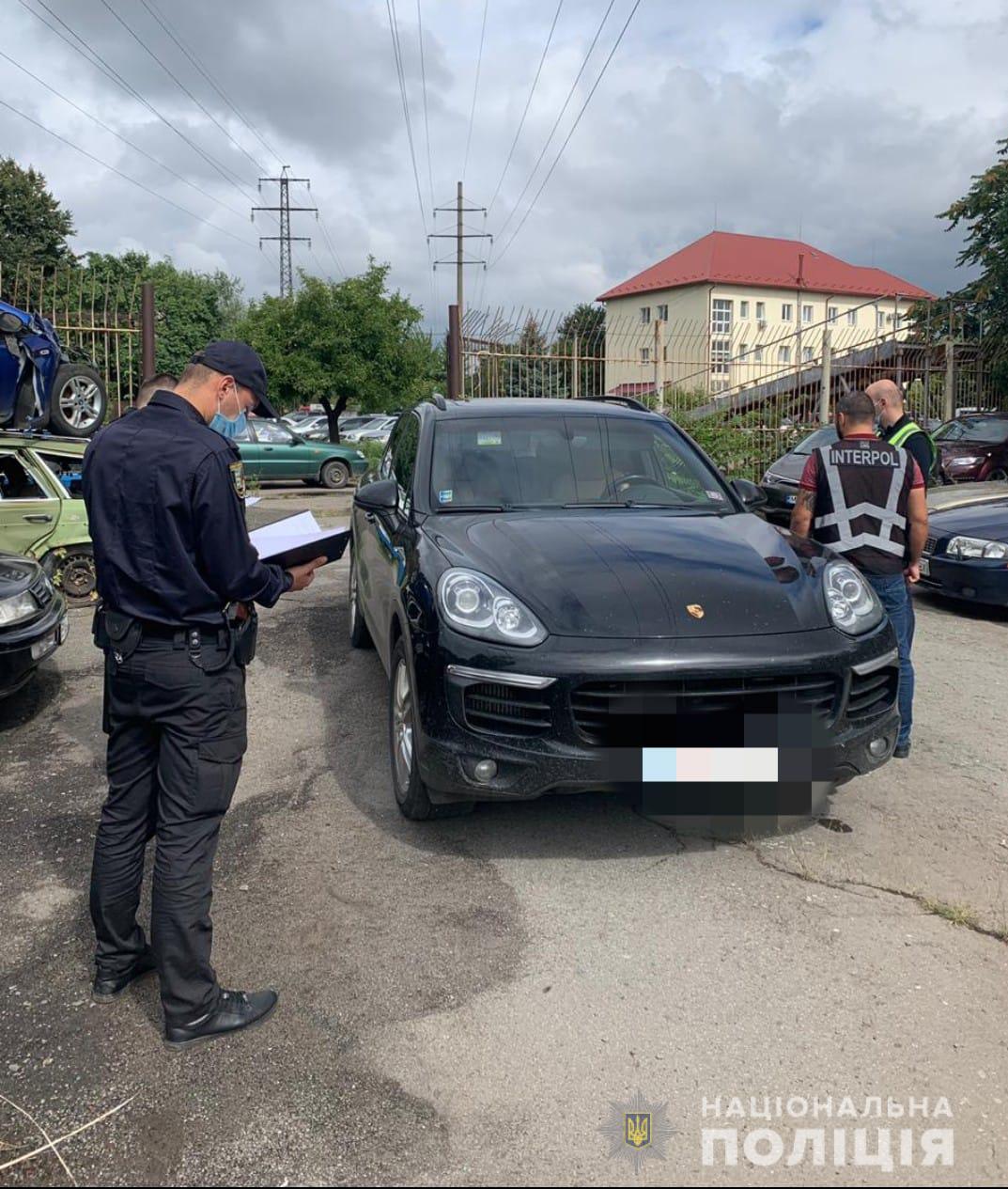 Автомобіль, що розшукувався як викрадений у Словаччині, виявили в Ужгороді (ФОТО)