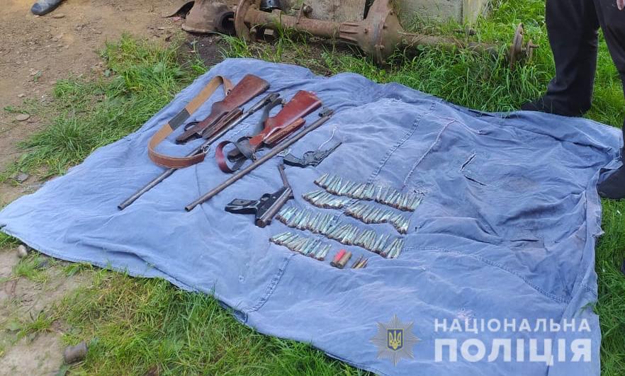При обшуку будинку мешканця Тячівщини на горищі знайшли рушниці, пістолети та набої (ФОТО)