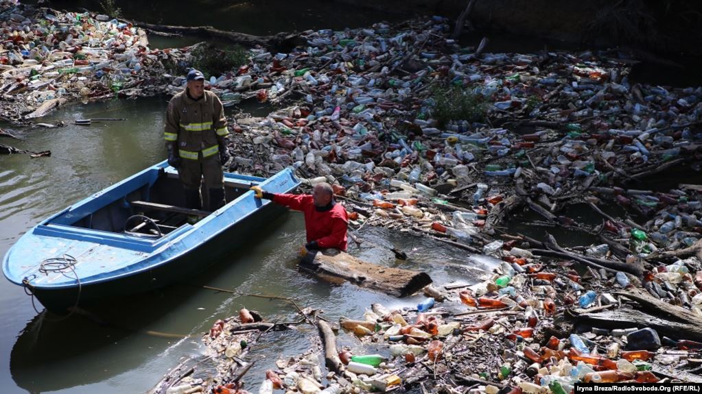 На річках Закарпаття прибирають затори зі сміття товщиною до 5 метрів (ФОТО)