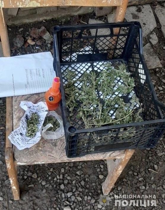 Під час обшуку будинку мешканця Мукачівщини вилучили майже 1 кг марихуани (ФОТО)