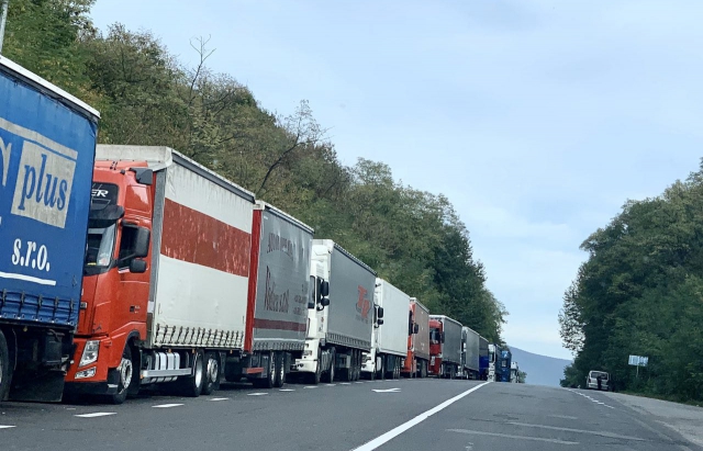 На словацькому ПП "Вишнє Нємецьке" вийшов з ладу сканер, через що значне накопичення вантажівок з української сторони