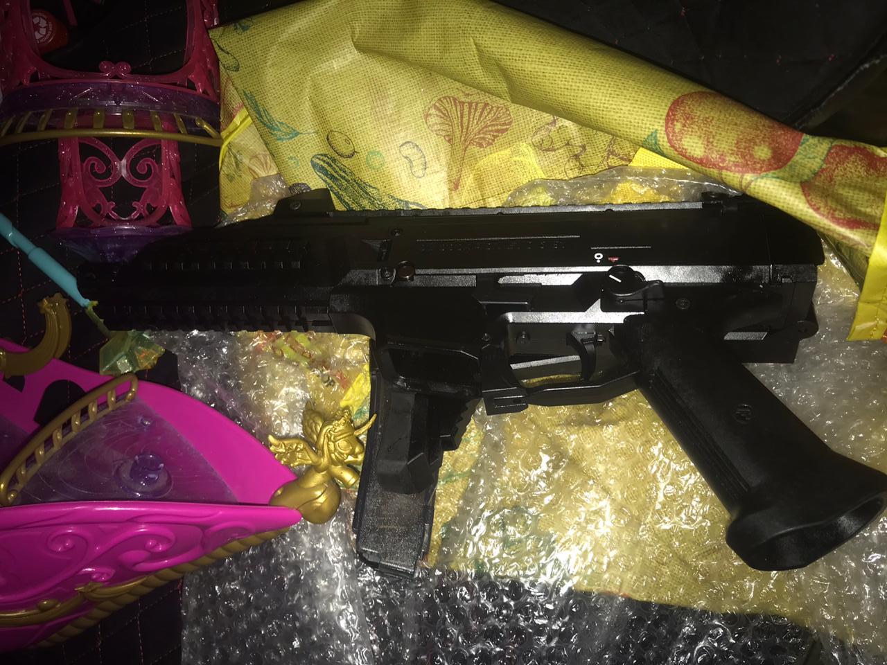 Чеченець намагався ввезти в Україну два пістолети-кулемети, заховаши їх в іграшках (ФОТО)