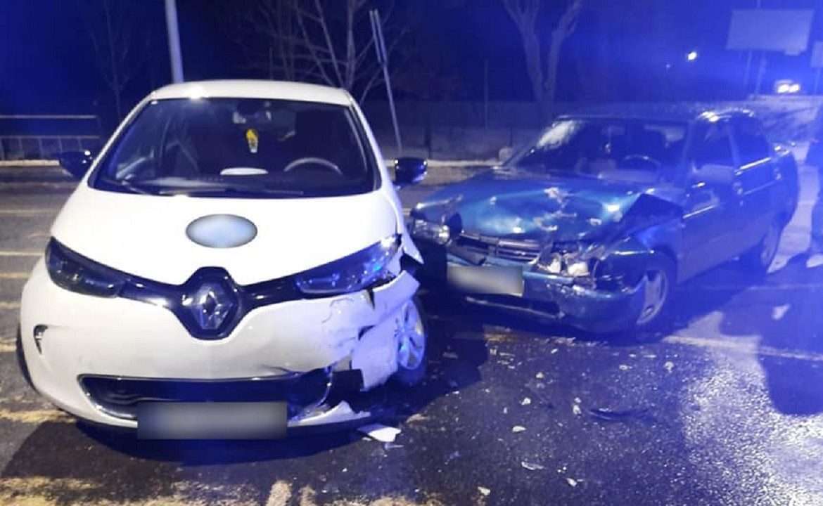 У Мукачеві затримали п'яного водія ВАЗа, що на зустрічній смузі в'їхав у Renault (ФОТО)