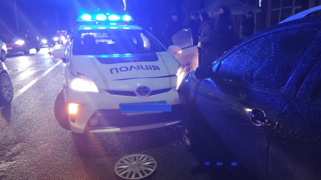 ФОТОФАКТ. В Ужгороді зіткнулися VW Polo та авто поліції