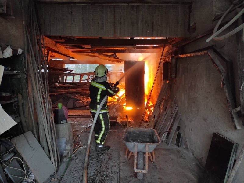 На Хустщині за один ранок двічі гасили пожежі, рятуючи майно людей від знищення (ФОТО)