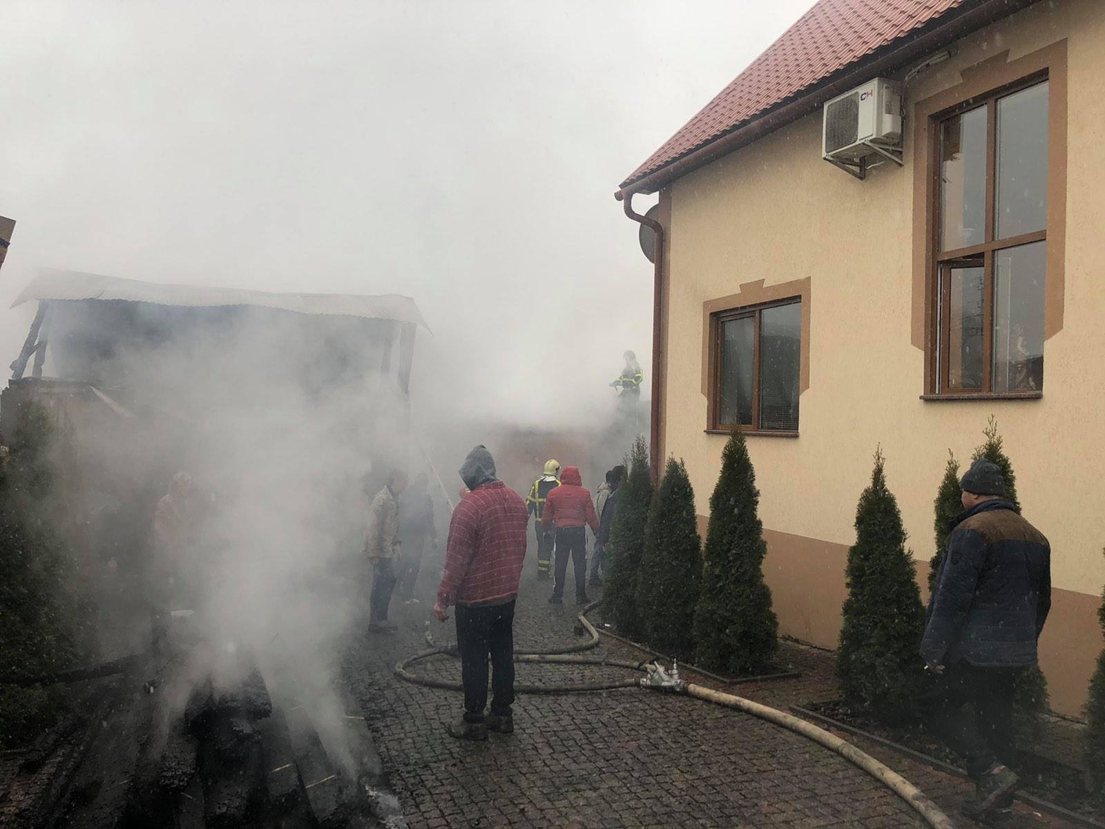 На Хустщині пожежа ледь не знищила два обійстя (ФОТО)