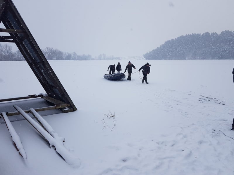 На Іршавщині витягли зі ставка потопельника, що провалився під лід (ФОТО)