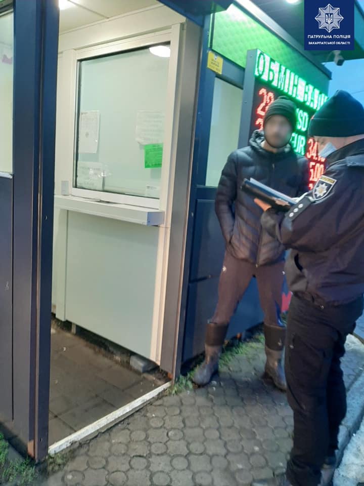 У Мукачеві вночі затримали чоловіка, що намагався обміняти фальшиву купюру в 50 доларів (ФОТО)