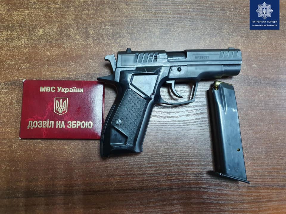 В Ужгороді затримали чоловіка з пістолетом у сумці (ФОТО)