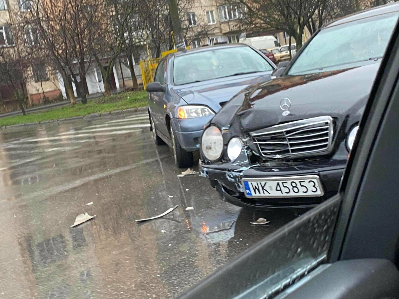 ФОТОФАКТ. В Ужгороді в переддень Нового року зіткнулися 2 авто