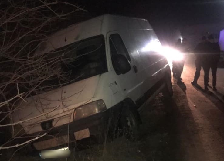 У Мукачеві "п'яний" мікроавтобус Peugeot злетів у кювет (ФОТО)