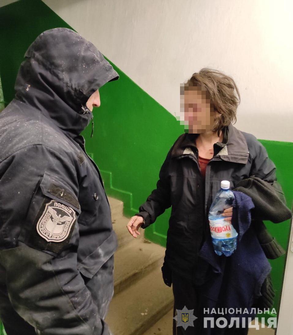 Прибувши за викликом щодо сімейної сварки в Ужгороді, поліцейські врятували жінку від загибелі від чадного газу (ФОТО)