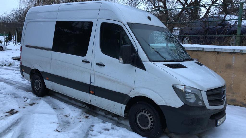 На митниці на Закарпатті затримали мікроавтобус із перебитими номерними позначеннями кузова (ФОТО)