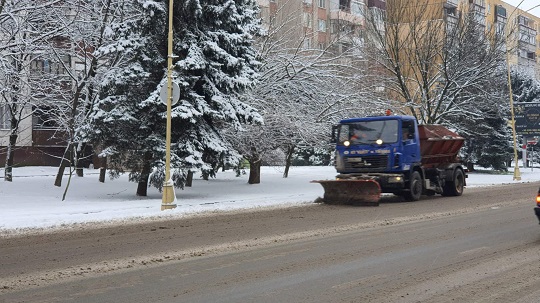 Водіїв в Ужгороді просять не паркуватися на узбіччях: працює снігоприбиральна техніка