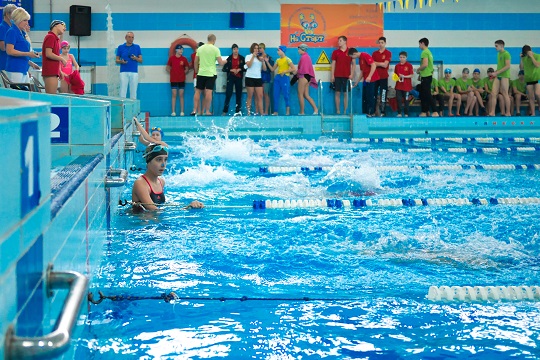 Майже півтори сотні спортсменів змагаються у Чемпіонаті Закарпаття з плавання (ФОТО)