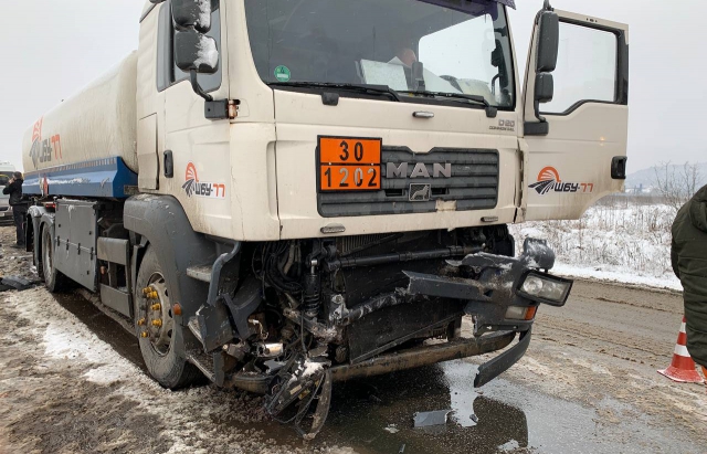 У Мукачеві зіткнулися позашляховик та вантажівка, жінку й чоловіка забрала "швидка" (ФОТО)