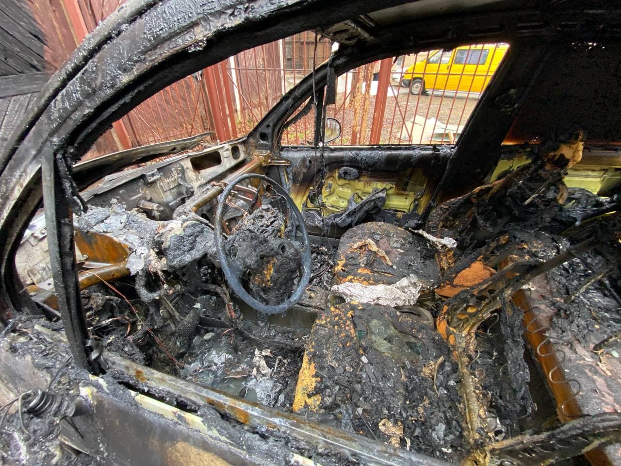 У внутрішньому дворі медфаку УжНУ зранку вівторка згоріли 2 авто (ФОТО)