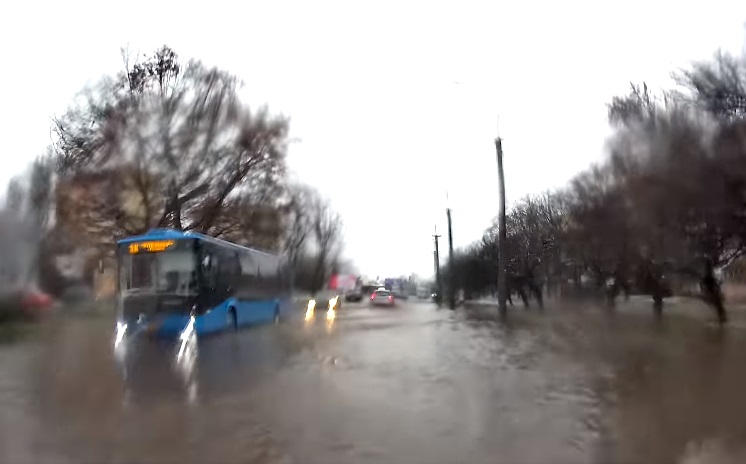ВІДЕОФАКТ. В Ужгороді після дощу деякі вулиці пішли під воду