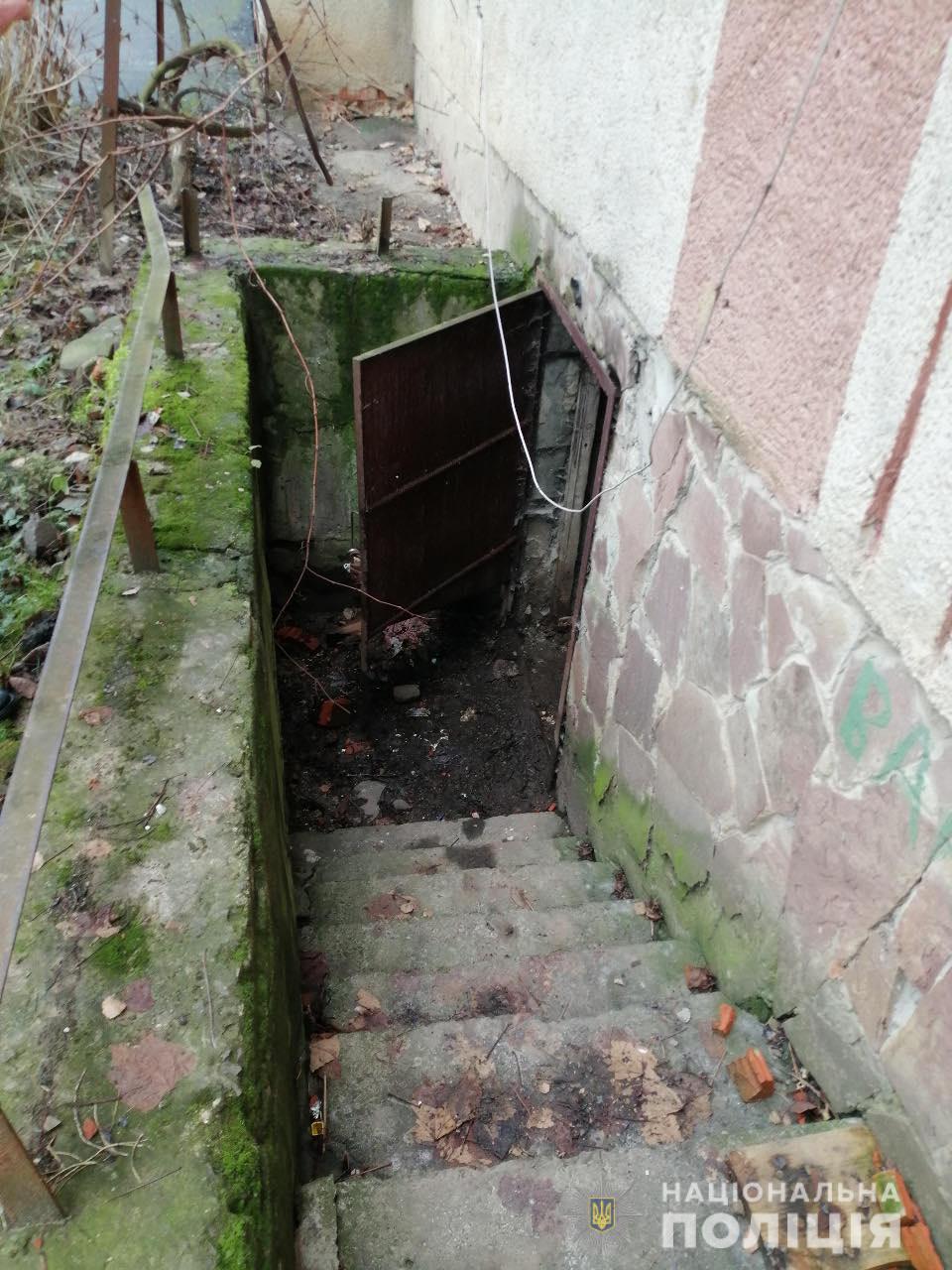 У підвалі багатоповерхівки Мукачева двоє чоловіків демонтували систему водовідведення та викрали чавунні труби (ФОТО)
