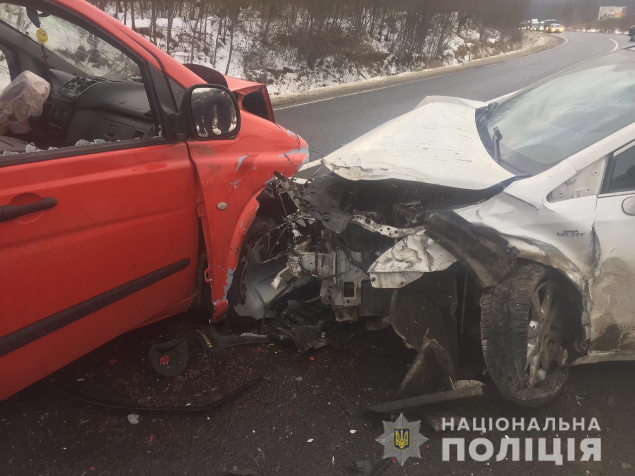У ДТП за участі 4 авто на Мукачівщині постраждало 4 людей, серед них – і двоє малолітніх дітей (ФОТО)