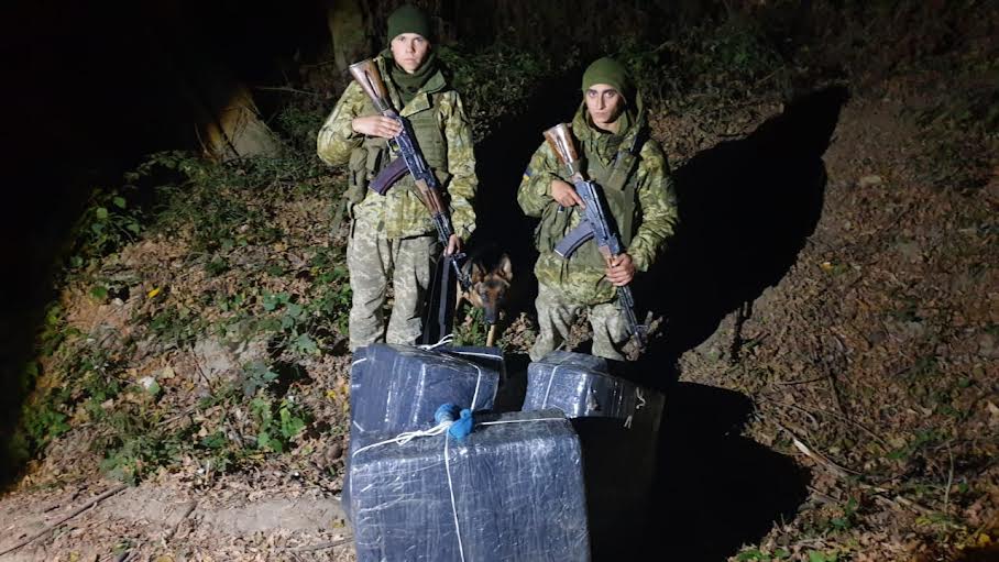 На Берегівщині прикордонники змусили контрабандистів покинути неподалік Тиси 10 ящиків сигарет (ФОТО)