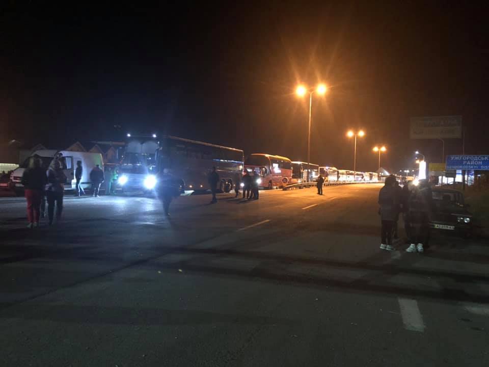 У Чопі угорська сторона "блокує" українські автобуси до Італії, люди обурені і перекривають дорогу (ФОТО)
