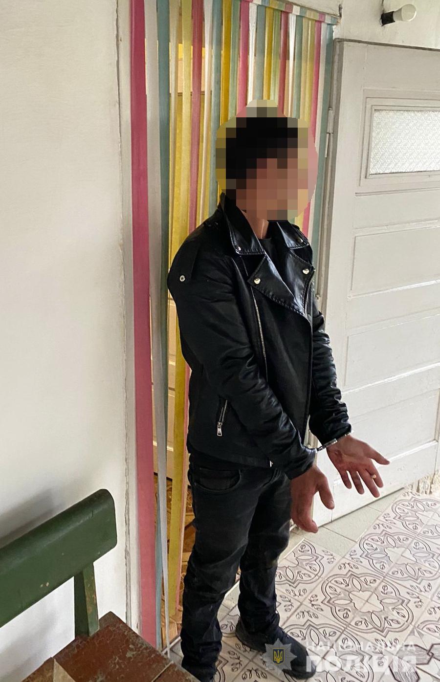 У Чорнотисові неподалік Виноградова сусіди затримали нетверезого грабіжника, що заліз у будинок 80-річної жінки (ФОТО)
