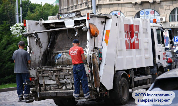 На Ужгородщині автомобіль таксі врізалося у сміттєвоз, постраждали троє людей