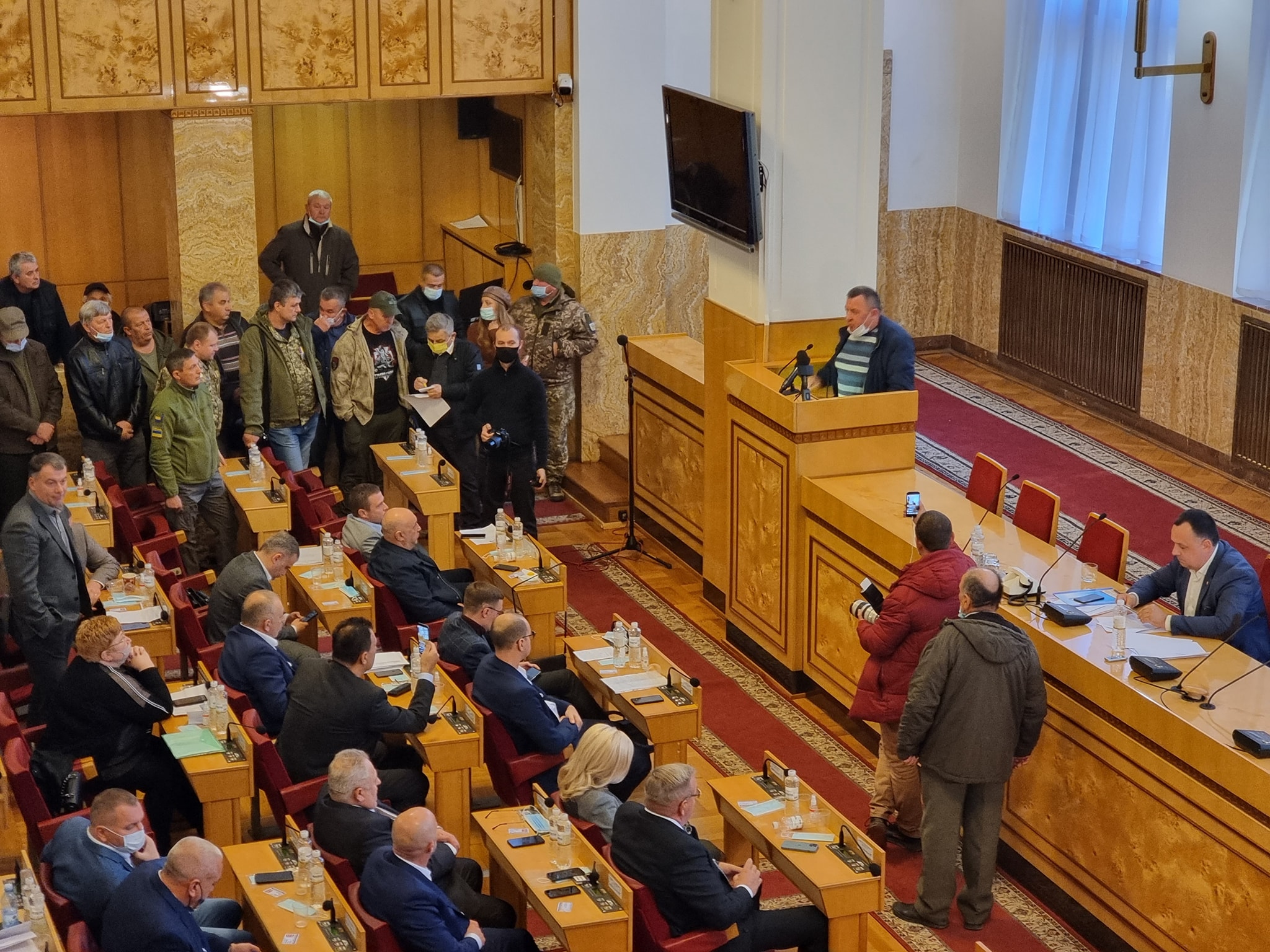 Закарпатська облрада почала голосування за відставку Олексія Петрова (ВІДЕО)