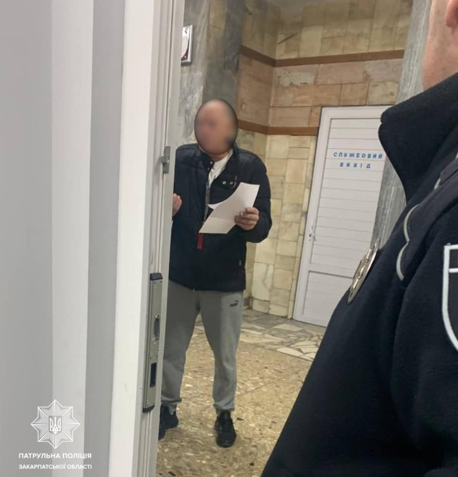 Мукачівка "заклала" поліції чоловіка, що вкрав бетонні боларди ФОТО