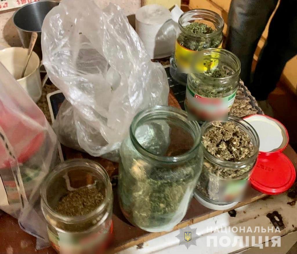 У будинку раніше судимого мукачівця знайшли понад 400 г марихуани та 64 кущі конопель (ФОТО) 