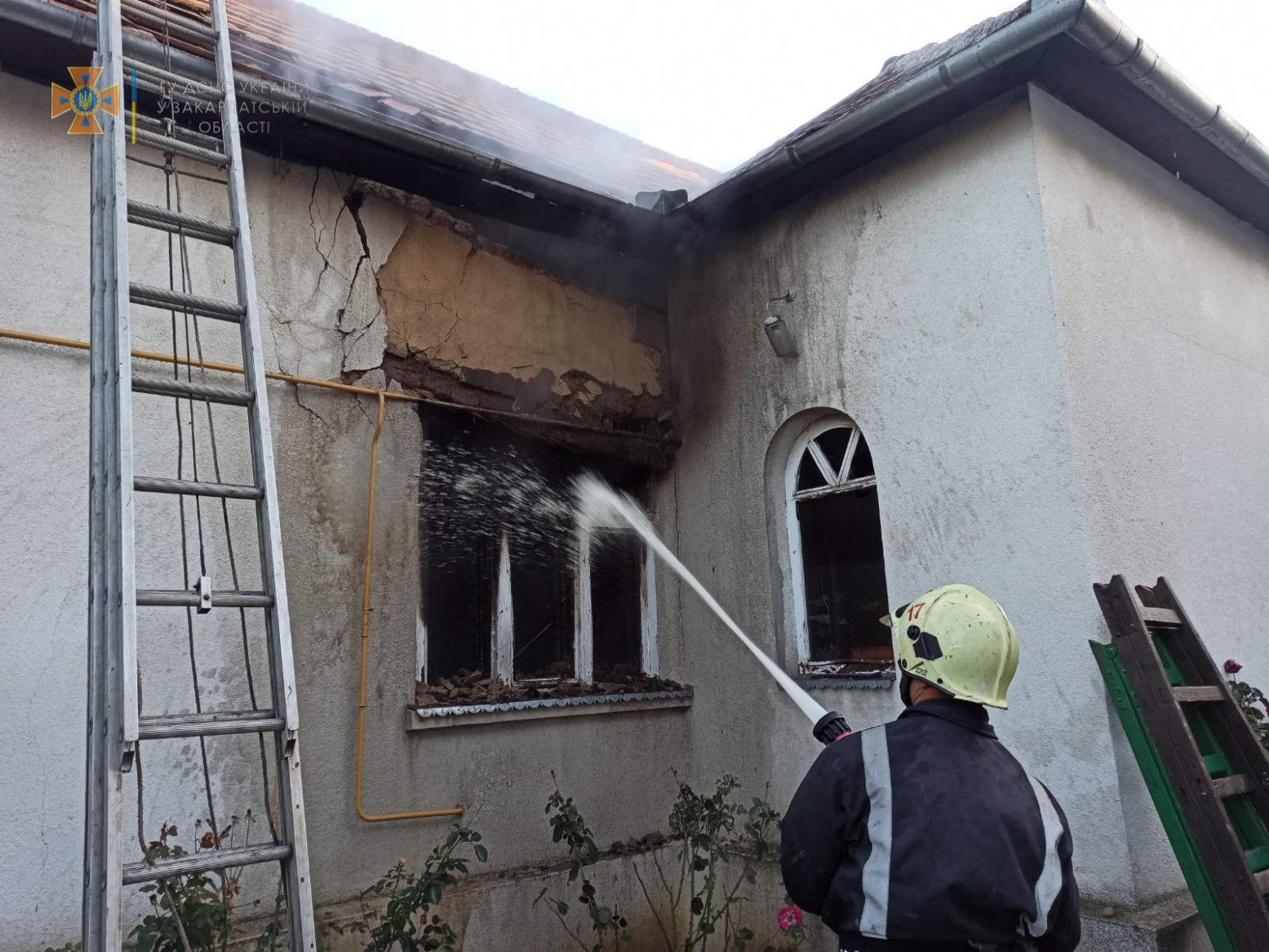 На Берегівщині чоловіка врятували з палаючого будинку (ФОТО)