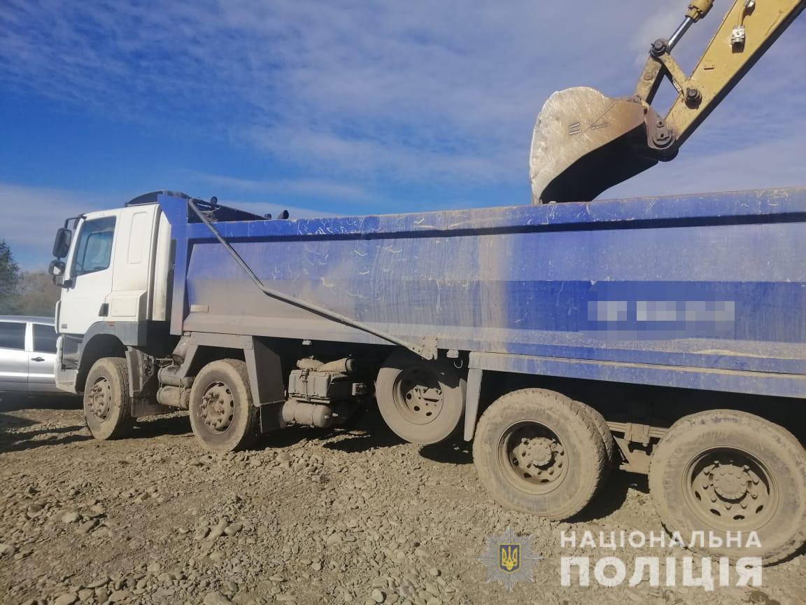 На Тячівщині припинили незаконний видобуток гравію з Тереблі (ФОТО)