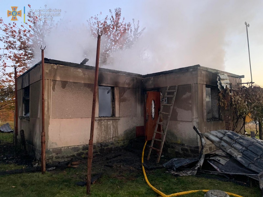 На Мукачівщині завдяки сусідам з пожежі врятували трьох людей (ФОТО)