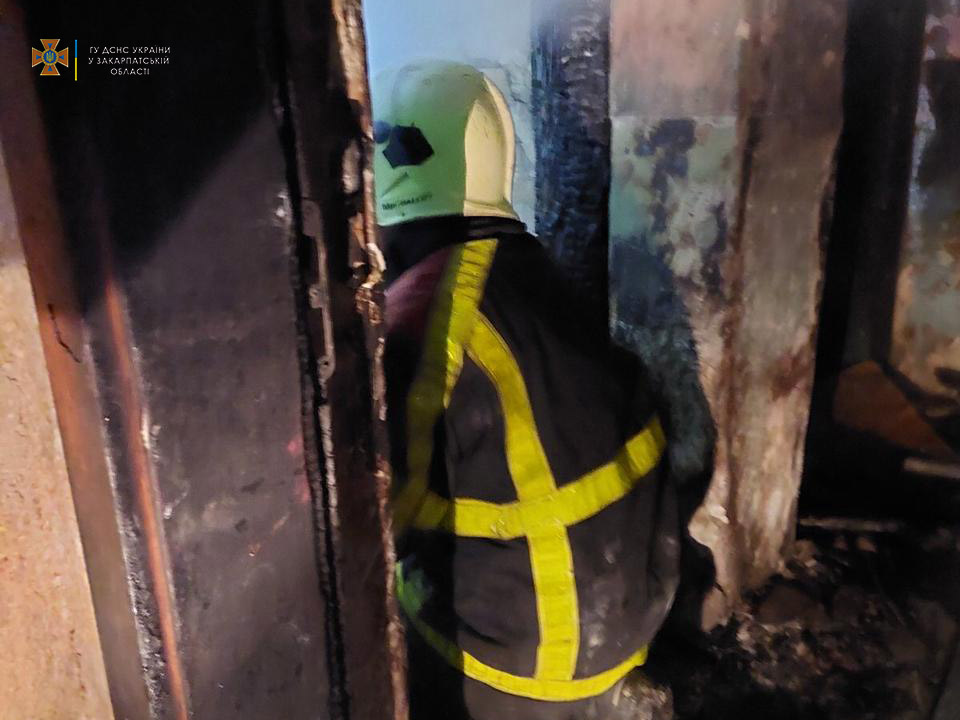 У Хусті врятували 72-річного чоловіка та його 68-річну сестру, які в диму пожежі  шукали своїх домашніх улюбленців (ФОТО)