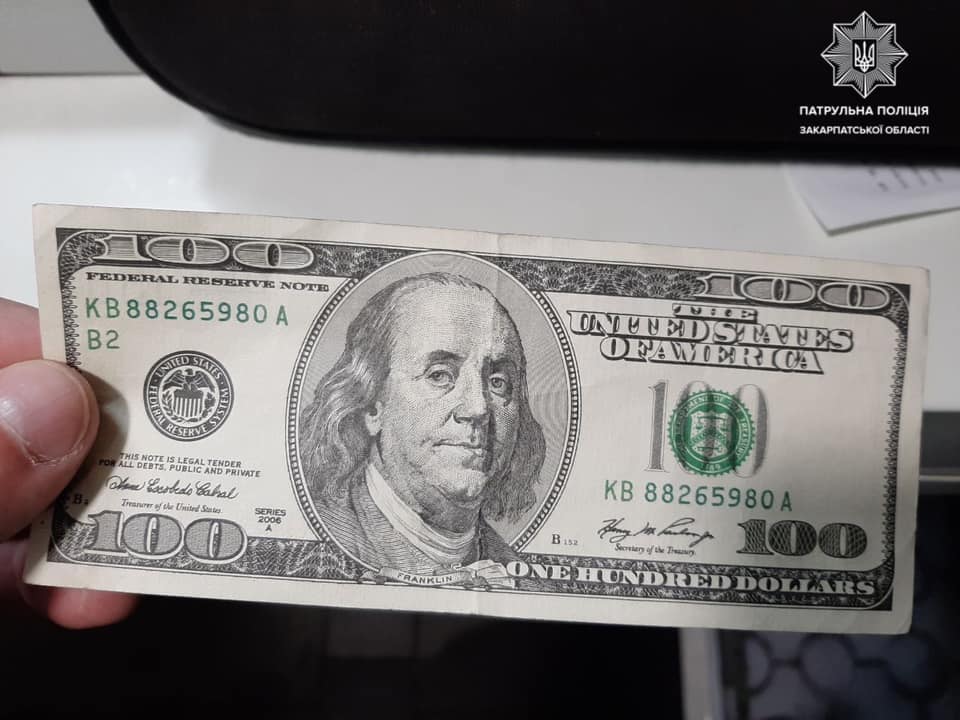 У Мукачеві жінка намагалася обміняти фальшиві 100 доларів (ФОТО)