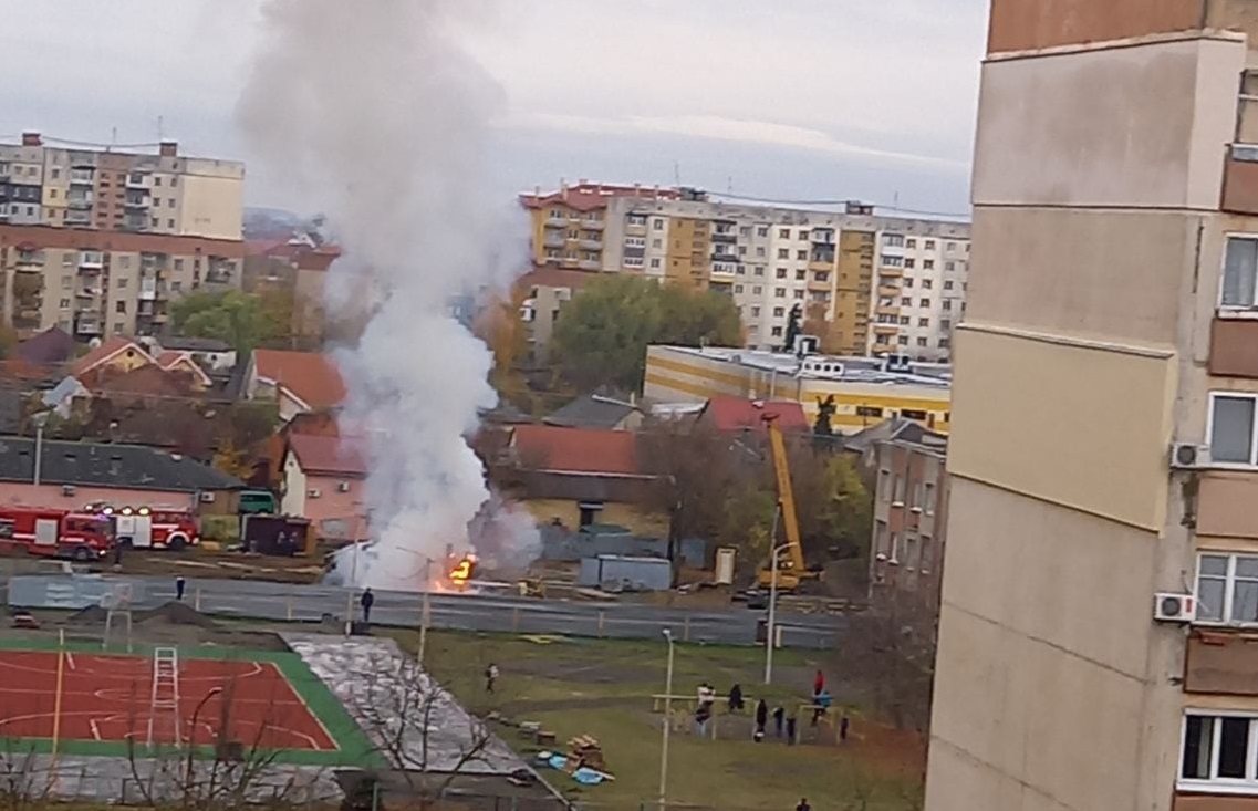 ФОТОФАКТ. В Ужгороді на території школи вибухнув екскаватор