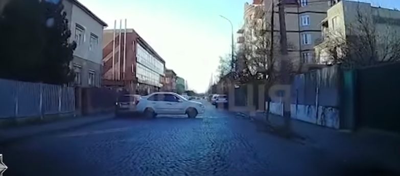 У Мукачеві розшукали водія, що врізався в припарковане авто і поїхав геть (ВІДЕО)