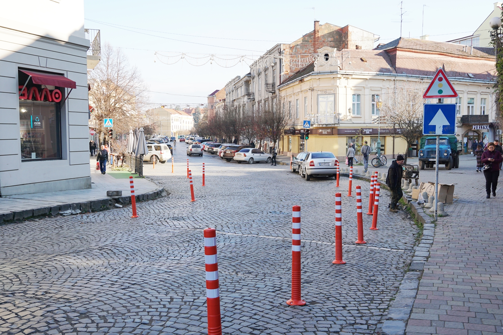 Антипаркувальні пластикові стовпчики встановлюють сьогодні в Ужгороді на площі Корятовича (ФОТО)
